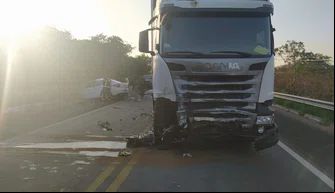 Colisão entre caminhão e carro deixa um homem morto em Amarante.