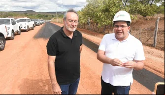 Rafael Fonteles visita Alagoinha do Piauí e acompanha obras da PI-455