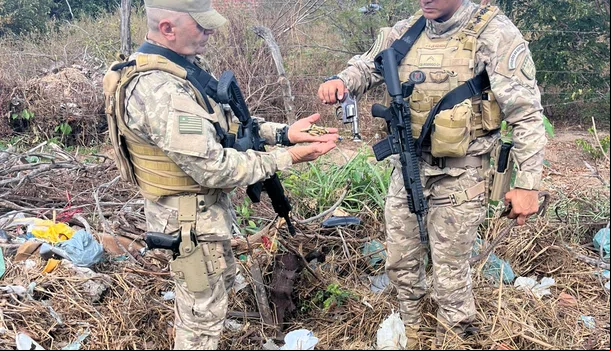 PMPI apreende armas, drogas e dinheiro em Inhuma durante cumprimento de mandado judicial